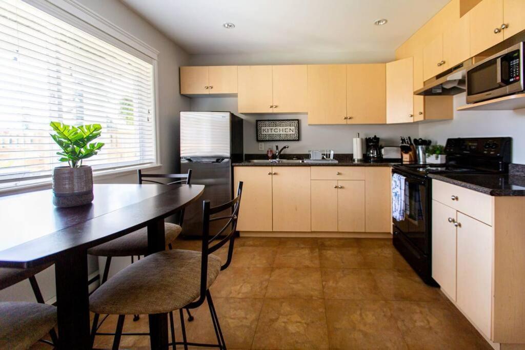 Beautiful & Cozy 1 Bedroom 1 Bath In The Westshore Victoria Eksteriør bilde