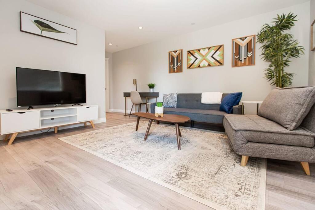 Beautiful & Cozy 1 Bedroom 1 Bath In The Westshore Victoria Eksteriør bilde
